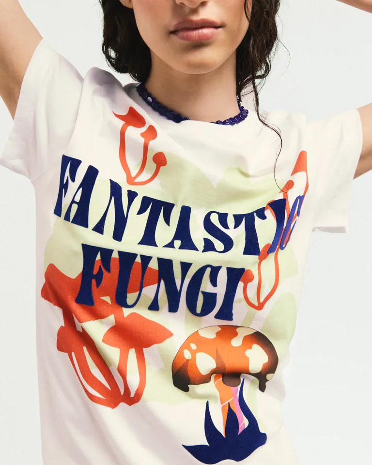 Remera de algodón con estampado de hongos florales en diseño vanguardista de Jazmin Chebar en Remeras para argentina