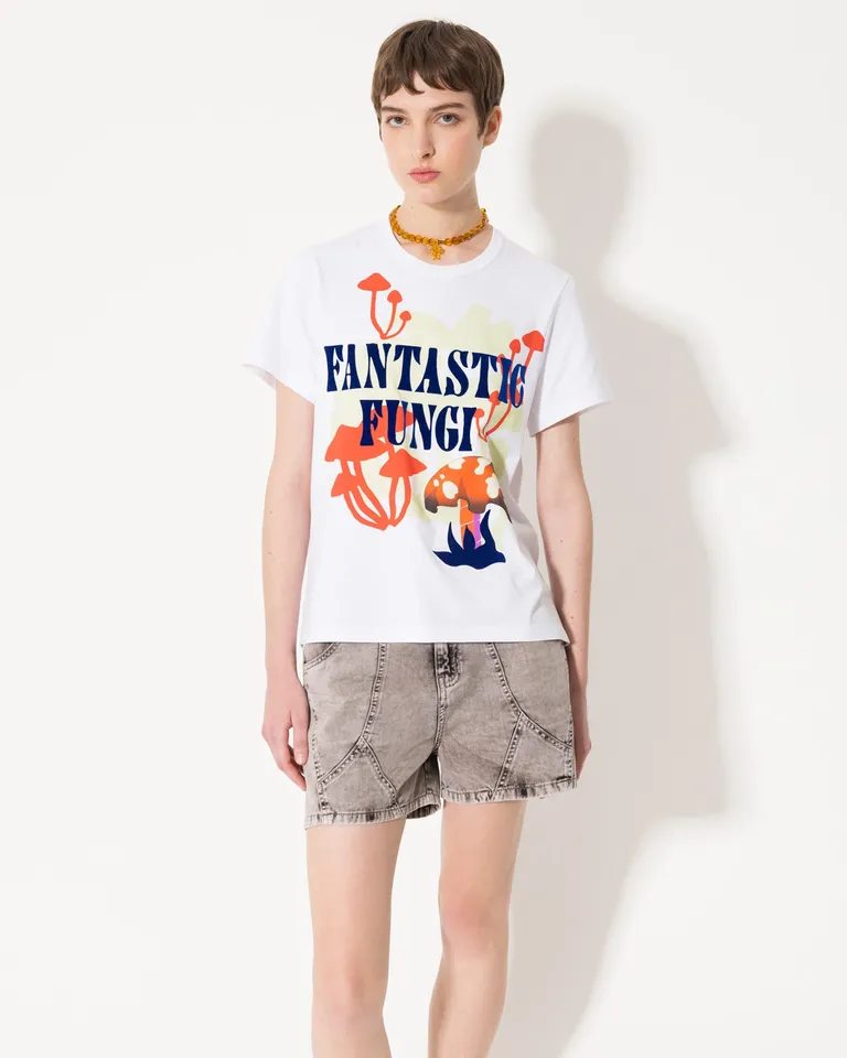 Remera de algodón con estampado de hongos florales en diseño vanguardista de Jazmin Chebar en Remeras para argentina