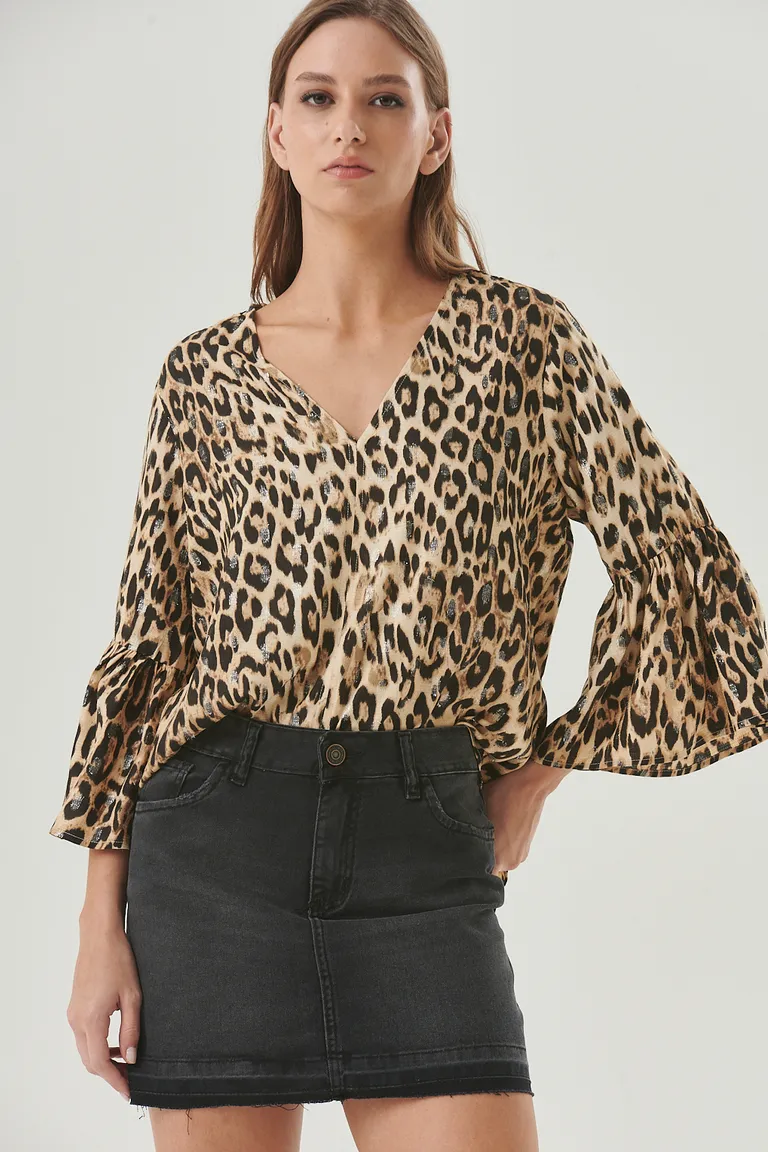 Blusa estampado selva con escote en V y mangas amplias para un look elegante y de tendencia de Sweet en Blusas para argentina