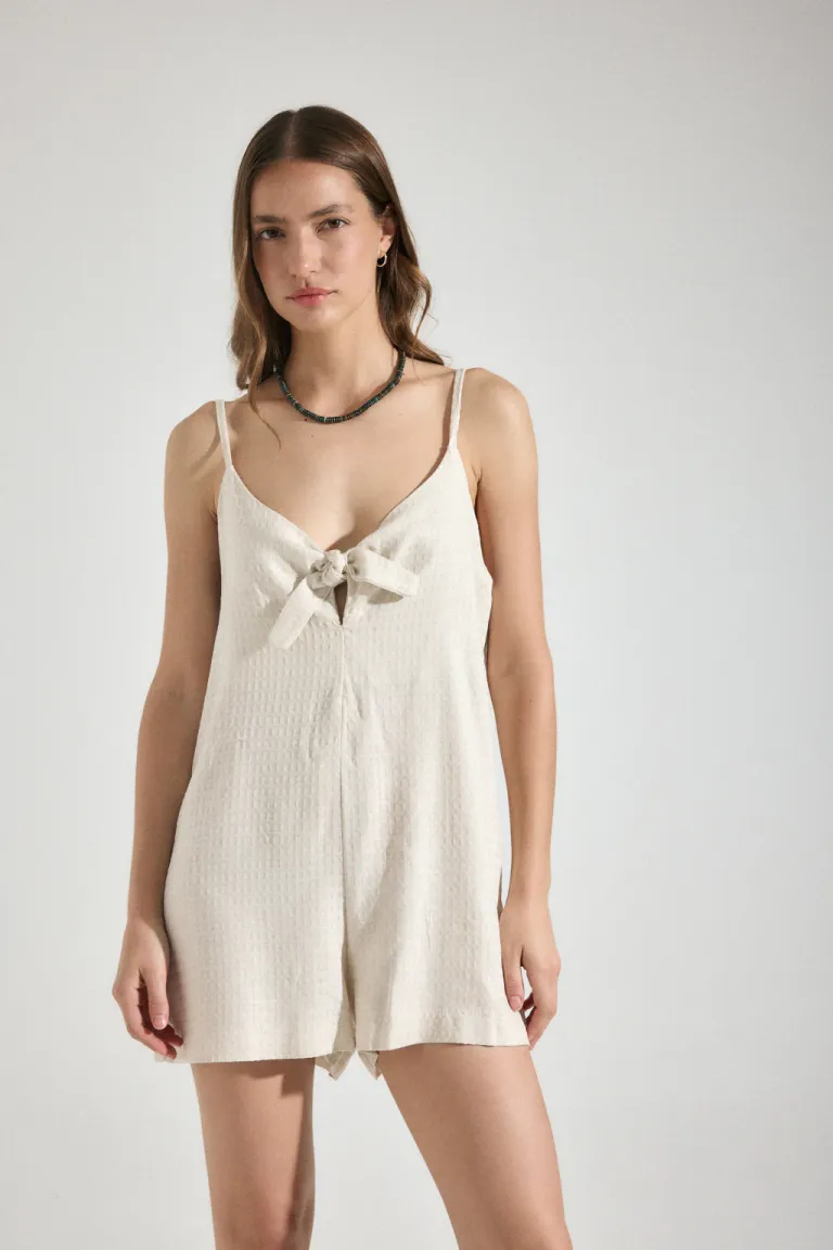 Mono de lino texturizado con lazo en el busto y tirantes ajustables de Audaz en Monos para argentina