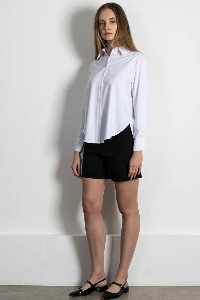 Camisa blanca de manga larga, diseño elegante y versátil para la mujer. de Kill en Camisas para argentina