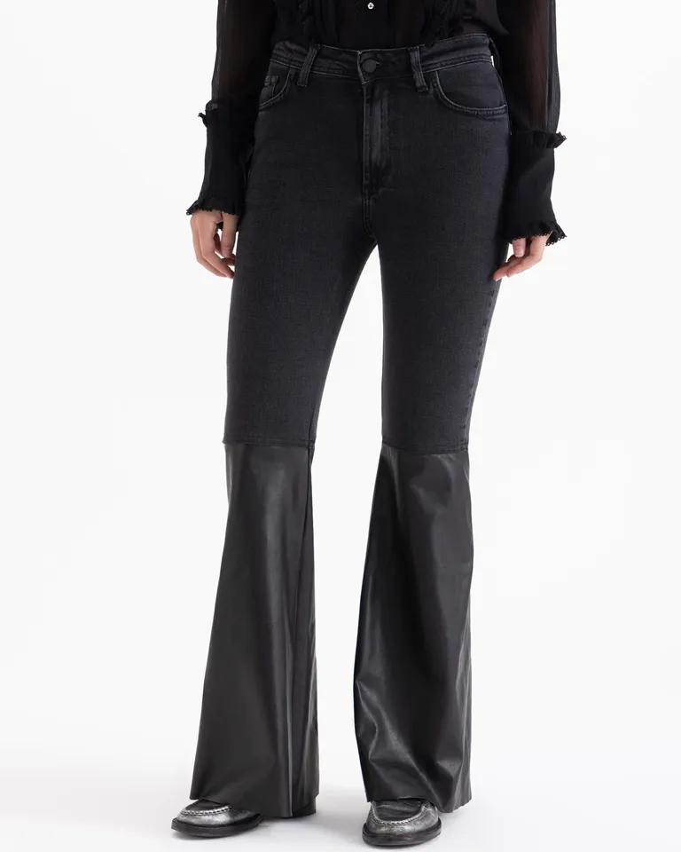 Pantalón bootcut con botamanga combinada y corte entallado de Jazmin Chebar en Pantalones para argentina