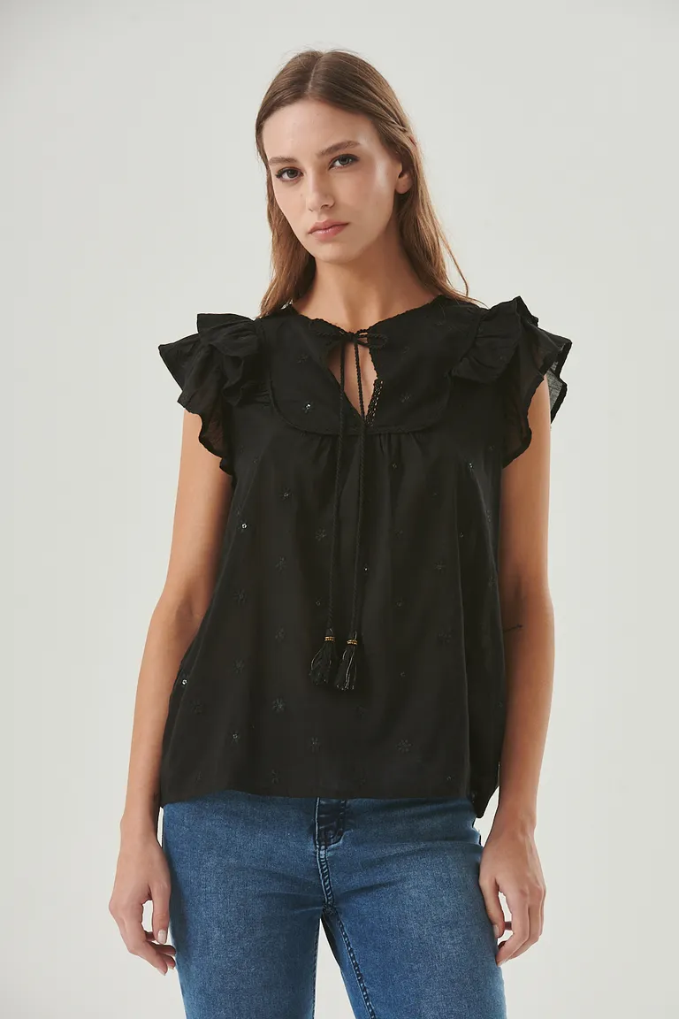 Blusa negra con volados en los hombros y lazo central de Sweet en Blusas para argentina