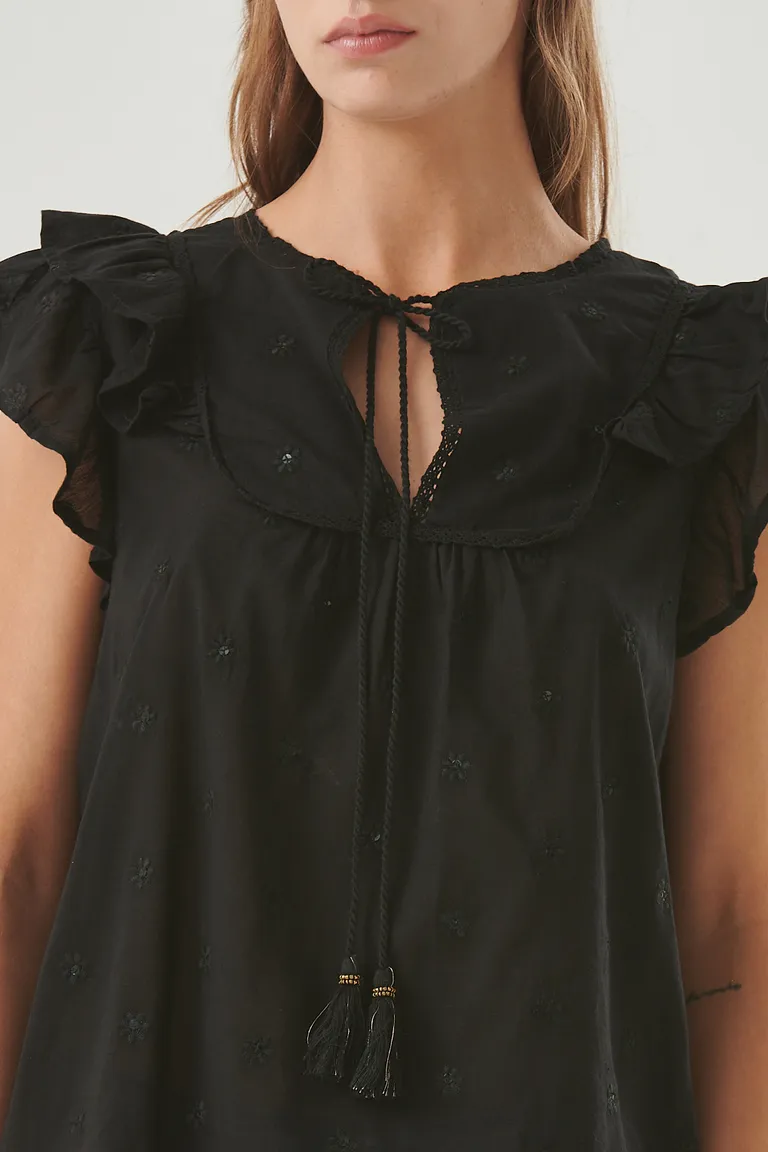 Blusa negra con volados en los hombros y lazo central de Sweet en Blusas para argentina