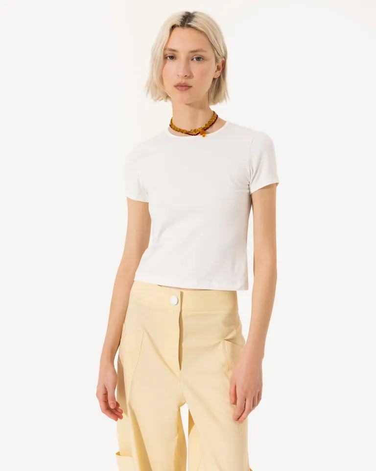 Remera ajustada de algodón blanca con escote cerrado y mangas cortas de Jazmin Chebar en Remeras para argentina