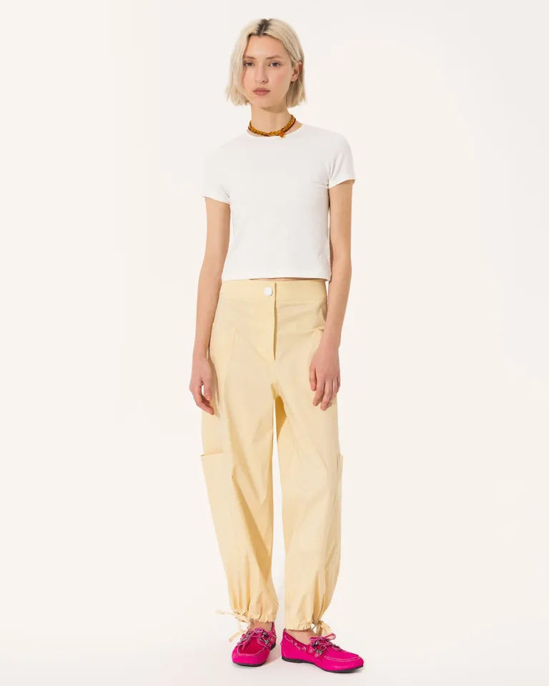 Remera ajustada de algodón blanca con escote cerrado y mangas cortas de Jazmin Chebar en Remeras para argentina