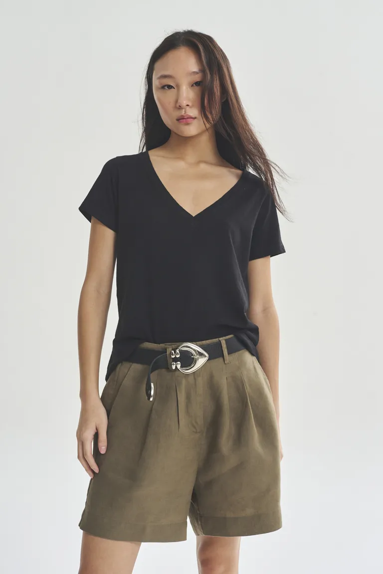 Remera de escote en V de corte recto y manga corta para mujer de Akiabara en Remeras para argentina