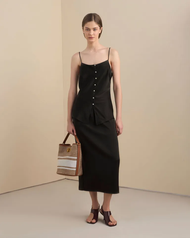 Top negro de satén con breteles ajustables y botones centrales de Prüne en Tops para argentina