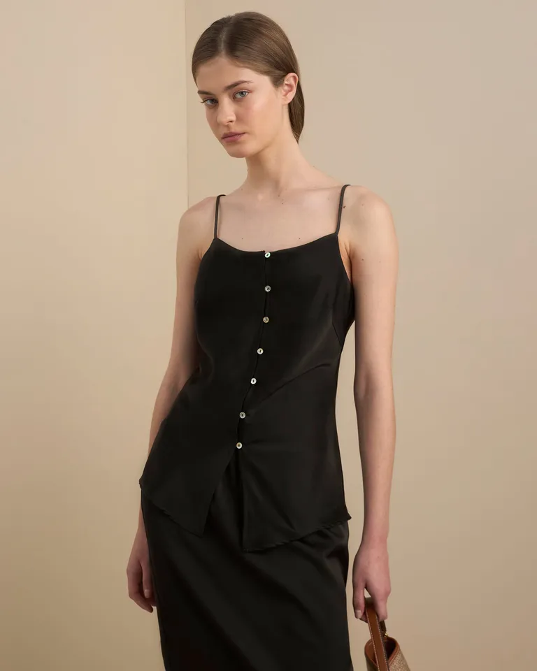 Top negro de satén con breteles ajustables y botones centrales de Prüne en Tops para argentina