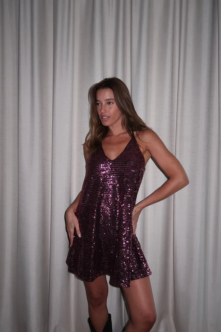 Vestido corto de fiesta con escote V, breteles y lentejuelas brillantes de Naíma en Vestidos para argentina