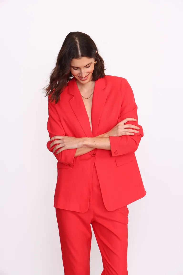 Blazer sastrero de lino rojo, una prenda elegante y versátil para la mujer de Yagmour en Blazers para argentina