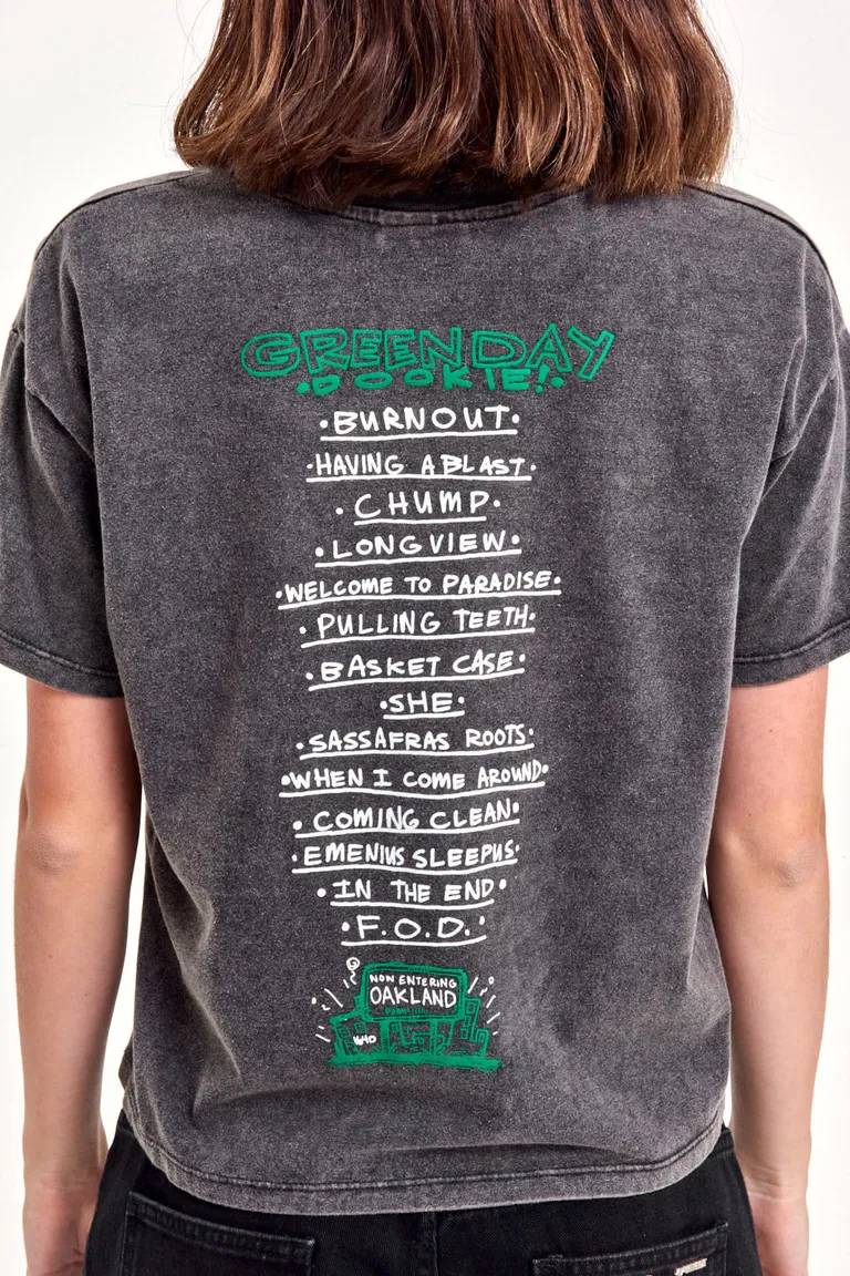 Remera gris con estampado gráfico para un look casual y personal de 47 Street en Remeras para argentina