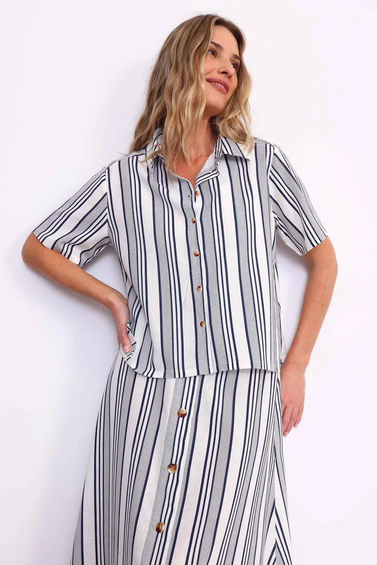 Camisa de manga corta con diseño de rayas verticales en azul marino y blanco de Yagmour en Camisas para argentina