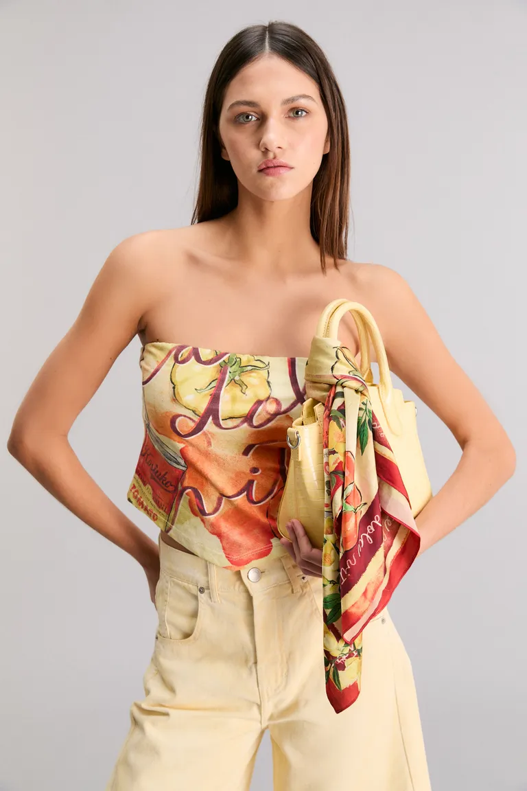 Top femenino y exclusivo con diseño estampado en tejido elástico y cómodo de Kosiuko en Tops para argentina