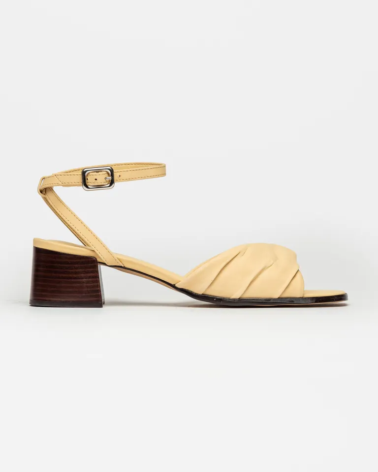 Sandalia de cuero nobuck con taco medio y hebilla lateral de Prüne en Sandalias para argentina