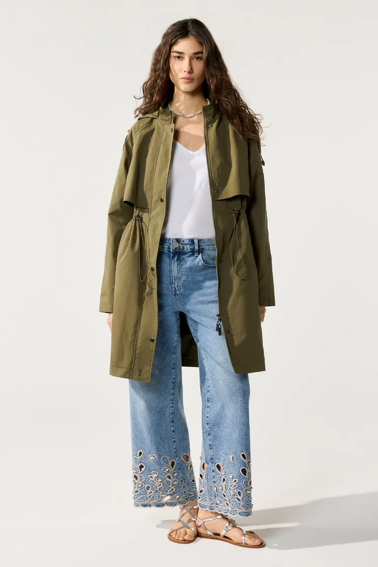 Abrigo de mujer con capucha y charreteras en los hombros, diseño militar y urbano de Cuesta Blanca en Chaquetas para argentina