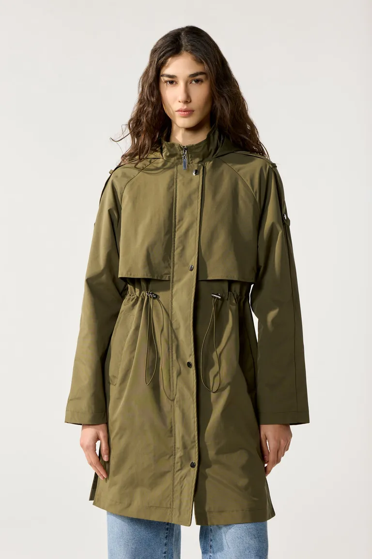 Abrigo de mujer con capucha y charreteras en los hombros, diseño militar y urbano de Cuesta Blanca en Chaquetas para argentina