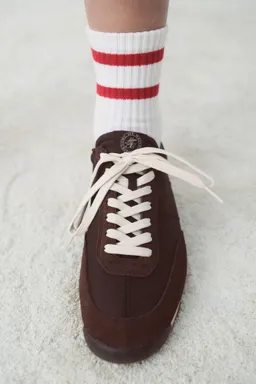 Zapatillas serraje raya contraste de Mango en Zapatillas para argentina