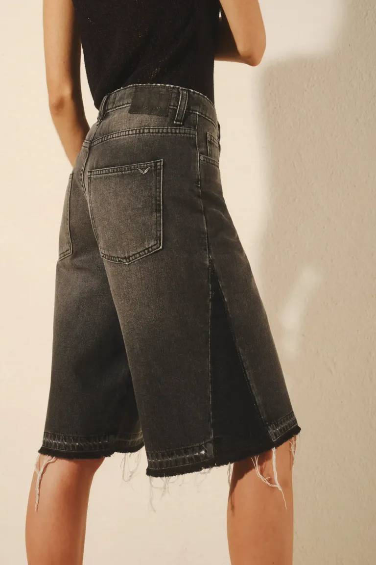 Bermuda de denim negro con detalles de lavado y recorte lateral de Rapsodia en Pantalones para argentina