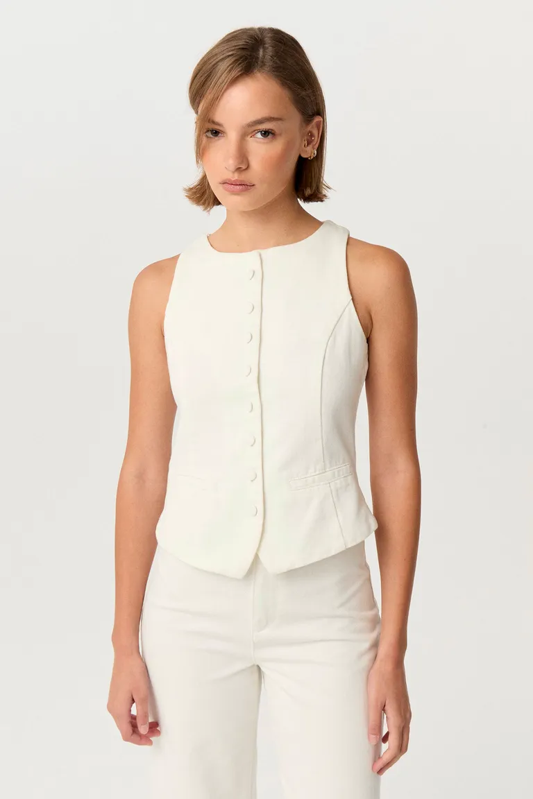Chaleco blanco de diseño sastrero, con detalles de entalle y botones forrados de Markova en Chalecos para argentina