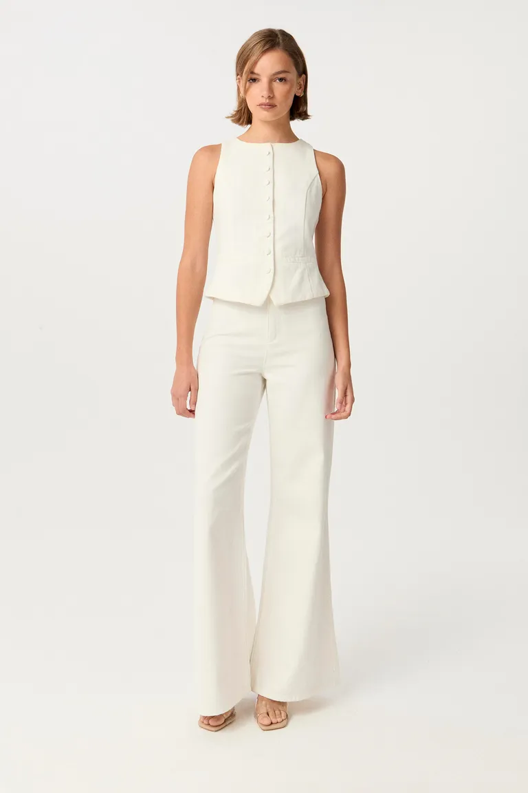 Chaleco blanco de diseño sastrero, con detalles de entalle y botones forrados de Markova en Chalecos para argentina