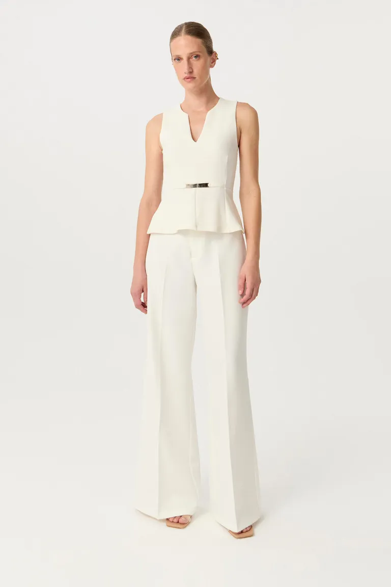 Top blanco elegante de corte anatómico con escote en V y detalle en cintura con péplum de Markova en Tops para argentina