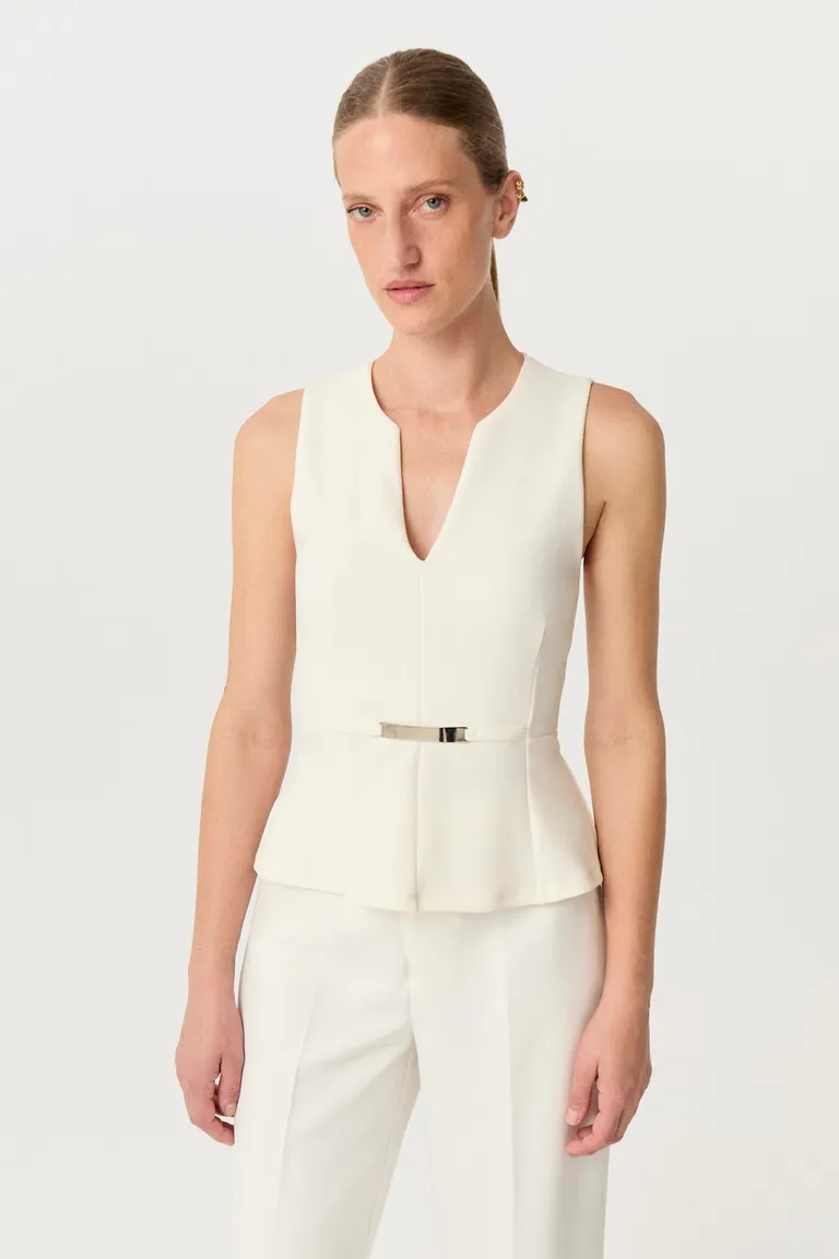 Top blanco elegante de corte anatómico con escote en V y detalle en cintura con péplum de Markova en Tops para argentina