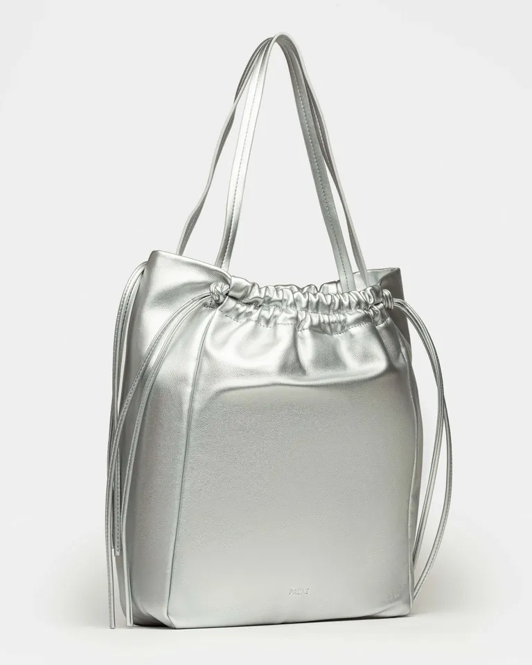 Bolso shopper de estilo marino en tonos plateados con cierre magnético de Prüne en Bolsos y Carteras para argentina