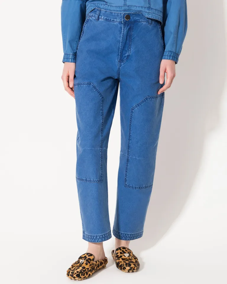 Pantalón barrel en denim azul con pinzas en las rodillas y largo al tobillo de Jazmin Chebar en Pantalones para argentina