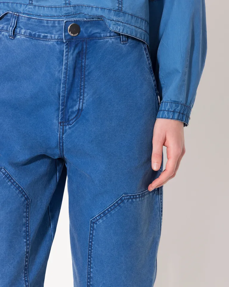 Pantalón barrel en denim azul con pinzas en las rodillas y largo al tobillo de Jazmin Chebar en Pantalones para argentina