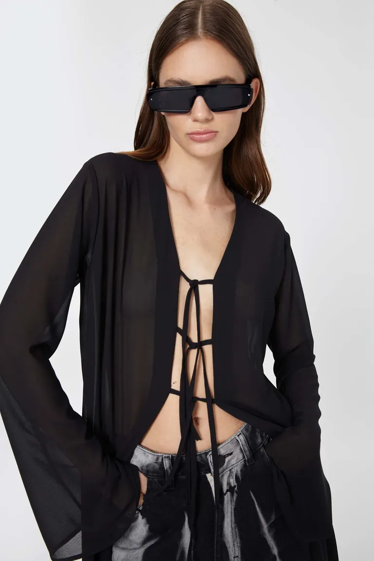 Camisola de Gasa Negra con Lazos Delanteros - Diseño Elegante y Versátil de Naíma en Camisas para argentina