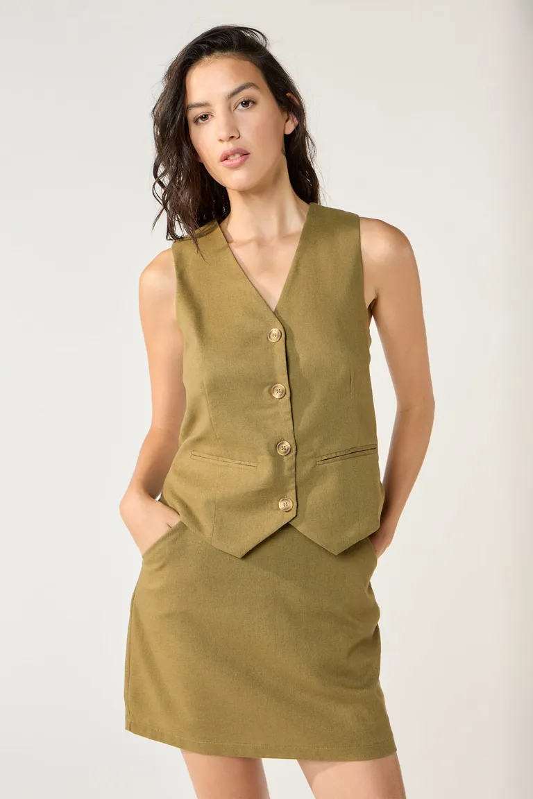 Chaleco clásico de lino liso con bolsillos y cierre frontal de botones de Cuesta Blanca en Chalecos para argentina