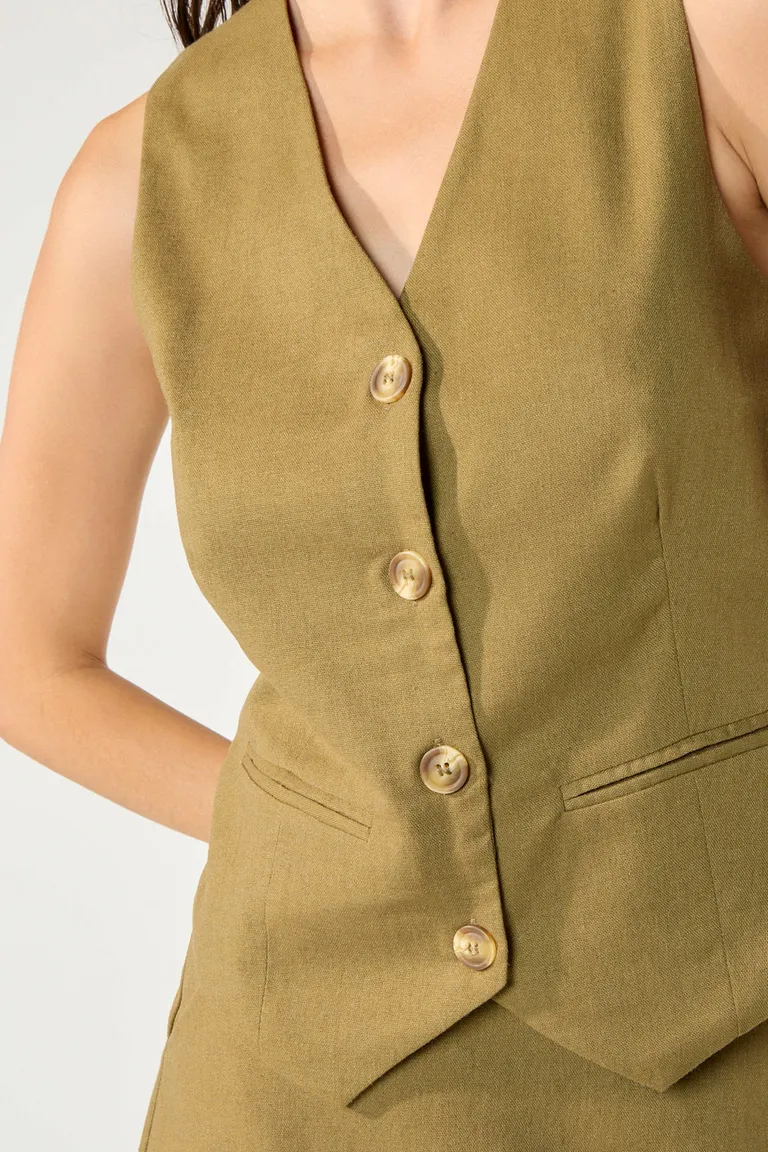 Chaleco clásico de lino liso con bolsillos y cierre frontal de botones de Cuesta Blanca en Chalecos para argentina