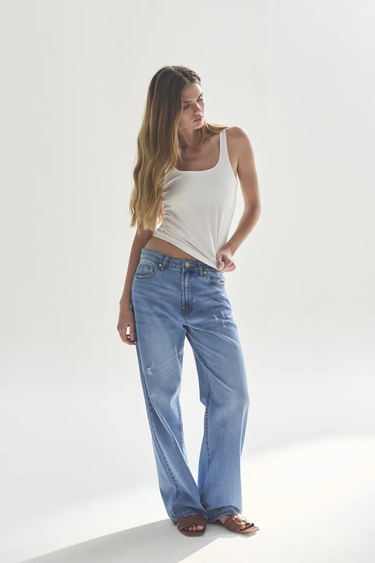 Remera básica de algodón para mujer, de línea recta y escote redondo de Akiabara en Remeras para argentina