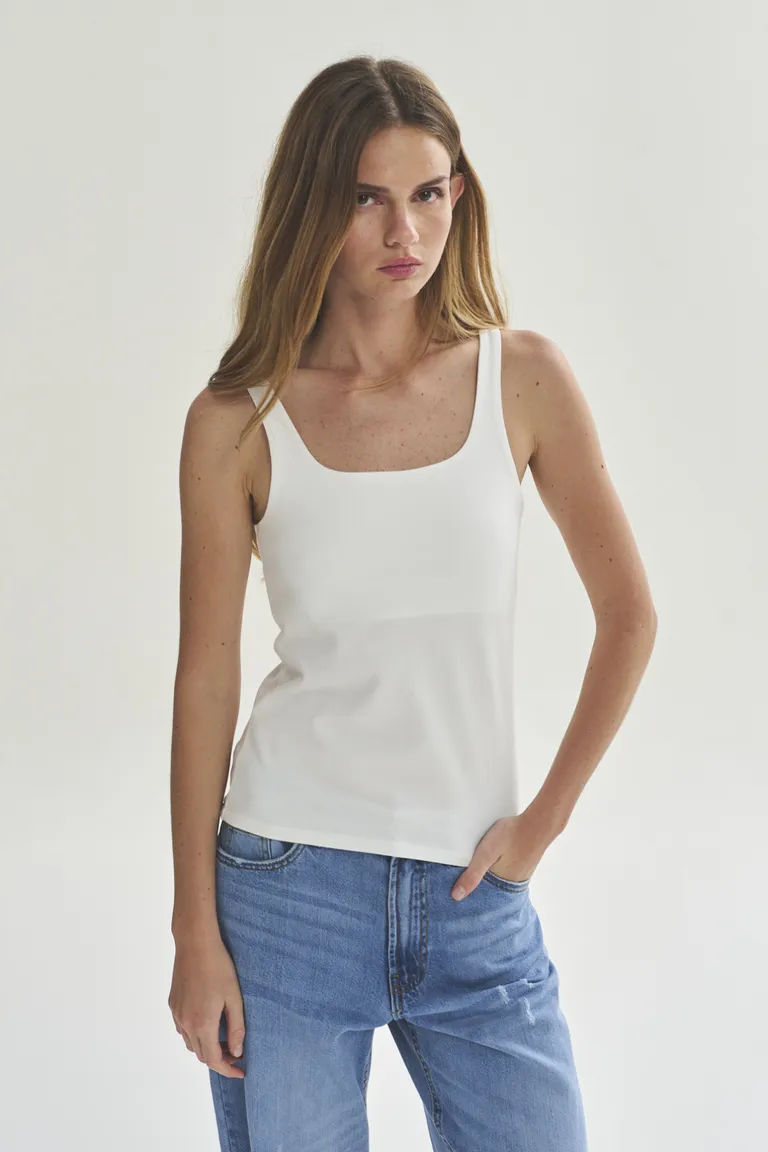 Remera básica de algodón para mujer, de línea recta y escote redondo de Akiabara en Remeras para argentina