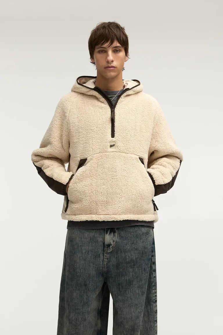 Campera corderito con capucha de Pull&Bear en Abrigos y Camperas para argentina