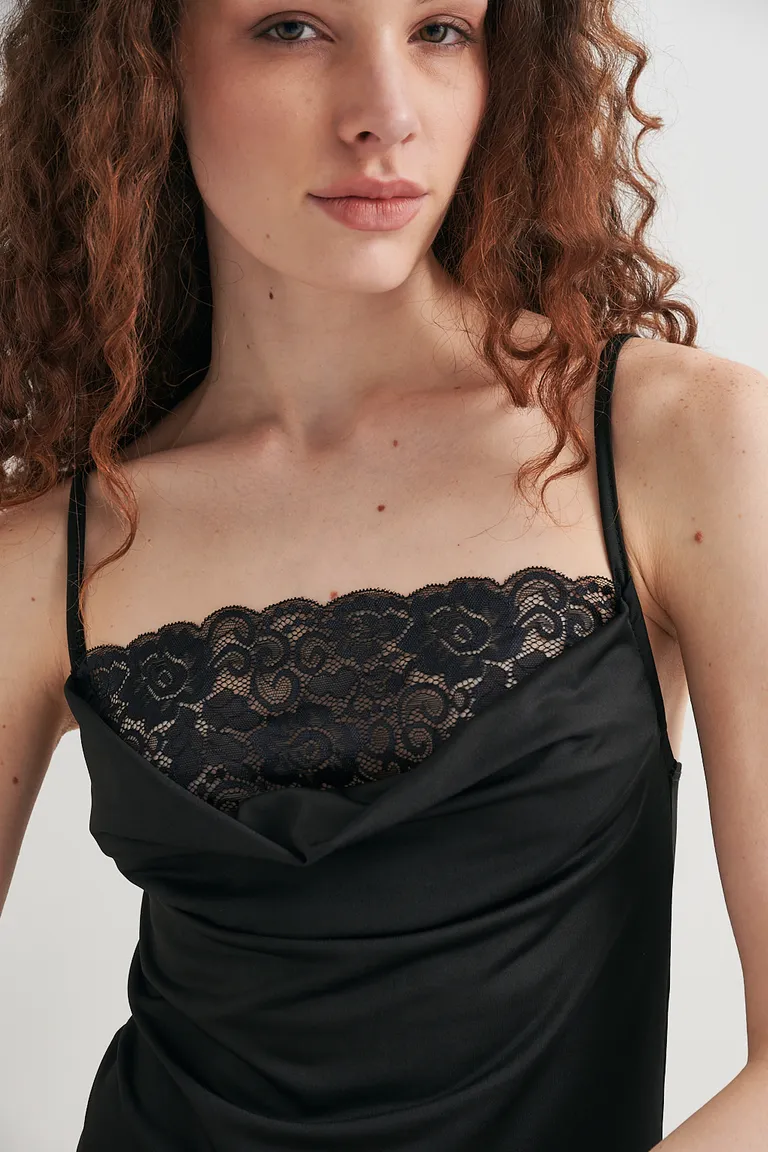 Body gala de diseño ajustado con detalles de encaje en el escote de Sweet en Bodies para argentina