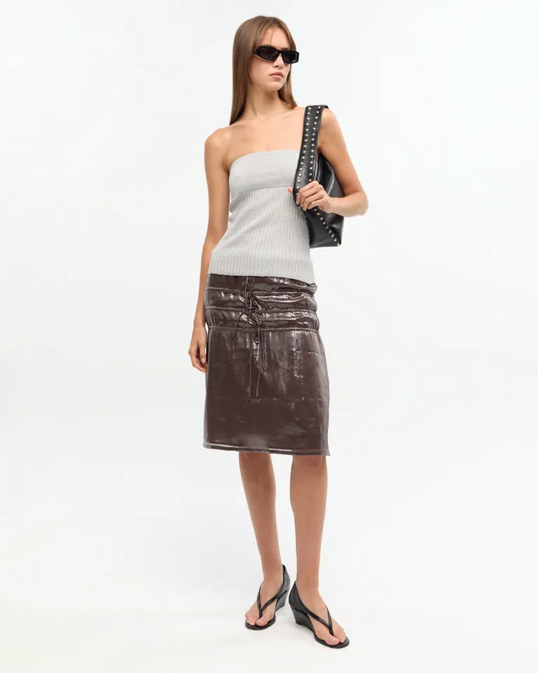 Top blanco strapless de corte evasé con textura brillante de viscosa y lurex de Ay Not Dead en Tops para argentina