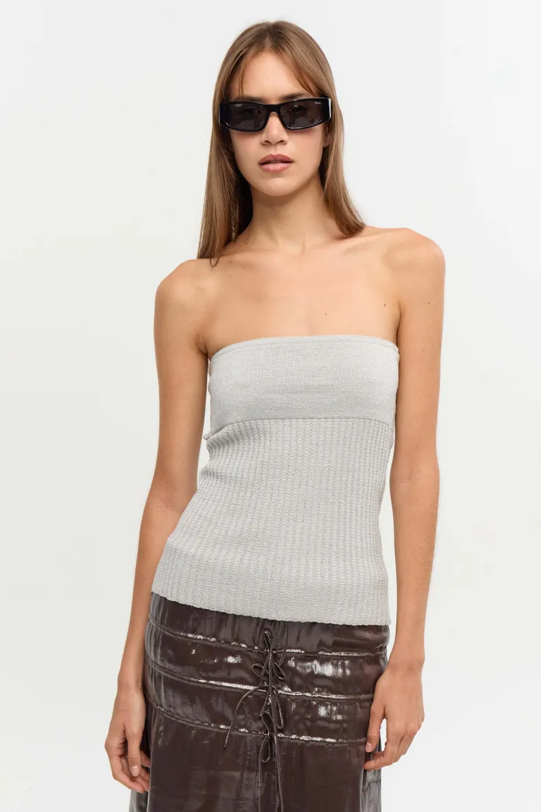 Top blanco strapless de corte evasé con textura brillante de viscosa y lurex de Ay Not Dead en Tops para argentina