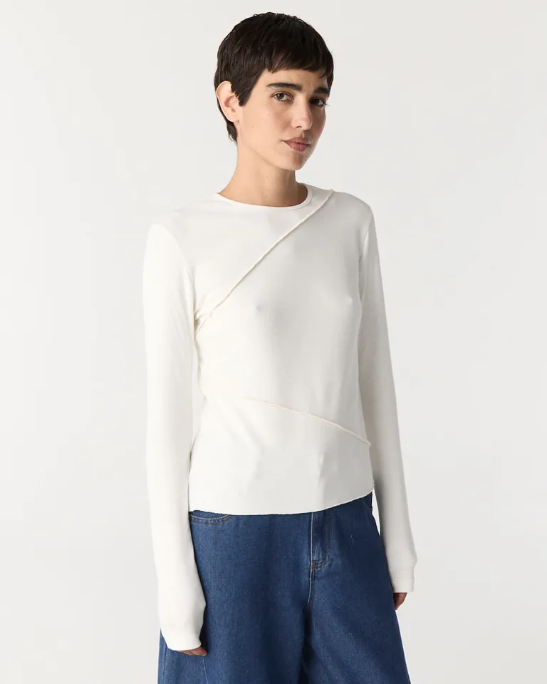 Remera de punto manga larga con cuello redondo, diseño de recortes y ruedo irregular de Furzai en Remeras para argentina