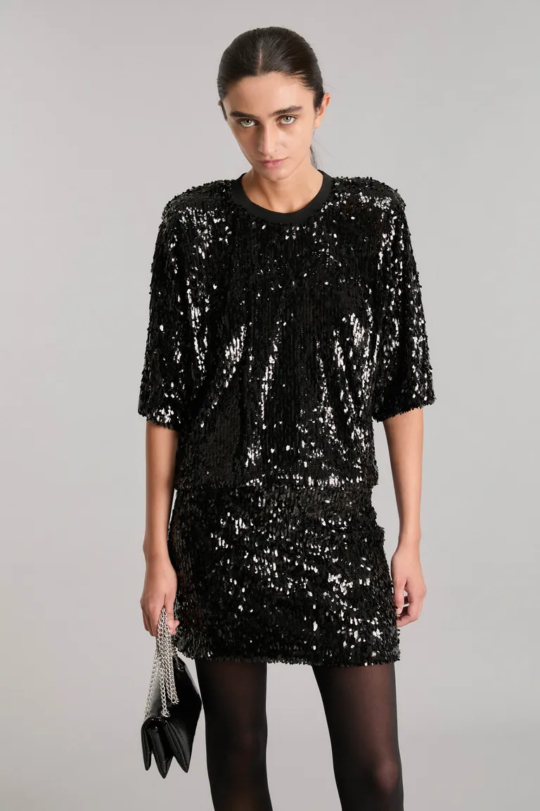 Remera elegante de lentejuelas negras con cuello redondo y calce regular de Kosiuko en Remeras para argentina