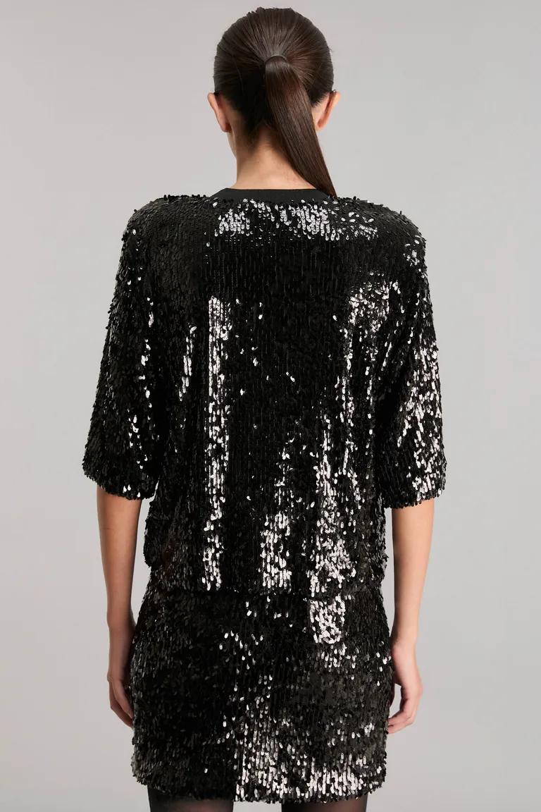 Remera elegante de lentejuelas negras con cuello redondo y calce regular de Kosiuko en Remeras para argentina