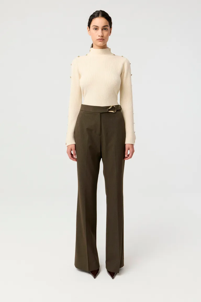 Polera ajustada de punto acanalado con botones metálicos decorativos en cuello y mangas largas de Markova en Buzos y Sweaters para argentina