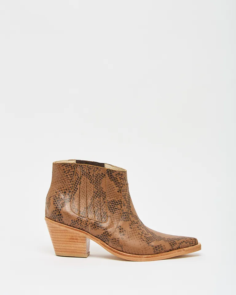 Botas de caña baja con terminación en punta y detalle de textura de reptil de Wanama en Botas y Botinetas para argentina