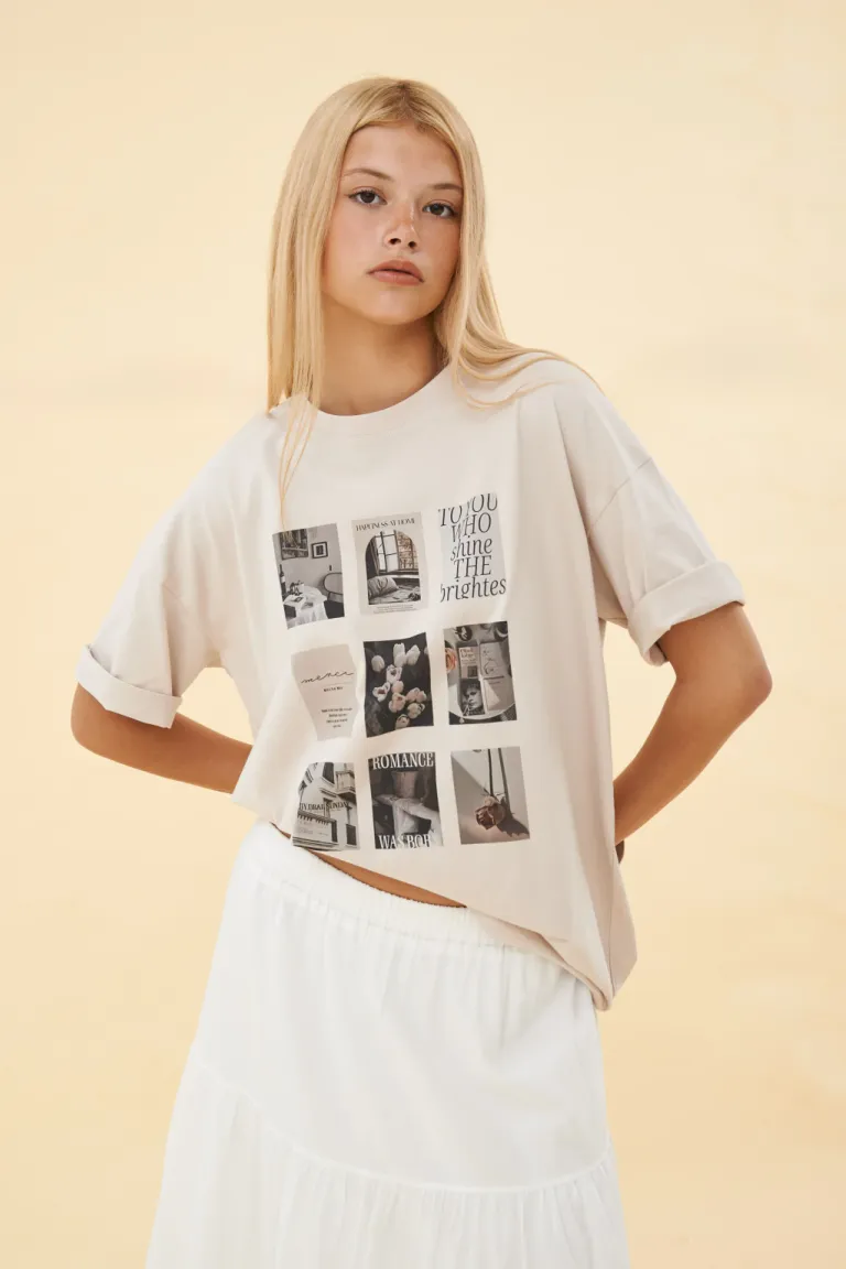 Remera blanca con detalles en blanco y negro, una prenda versátil y elegante para el día a día de Apricot en Remeras para argentina