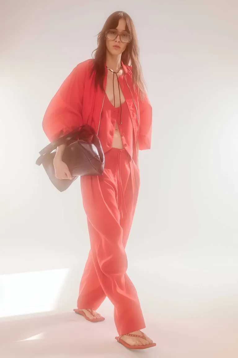 Campera de gabardina roja con silueta envolvente y detalles utilitarios de Maria Cher en Chaquetas para argentina