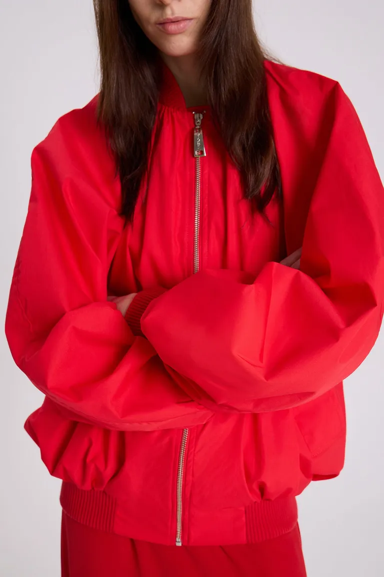 Campera de gabardina roja con silueta envolvente y detalles utilitarios de Maria Cher en Chaquetas para argentina