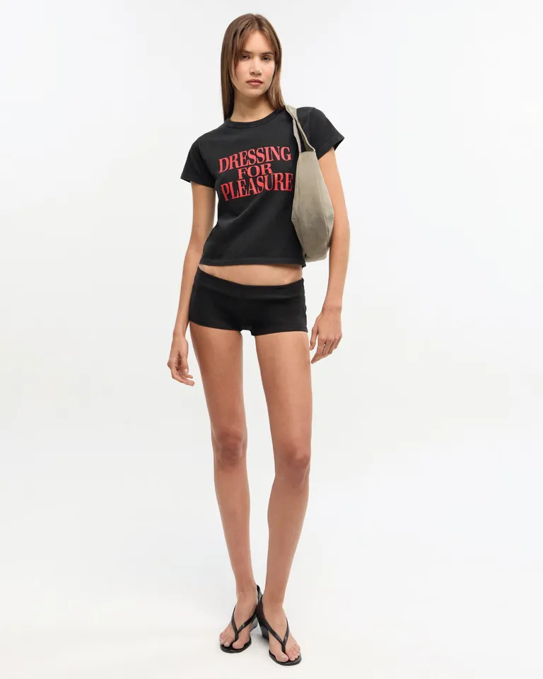 Mini short negro de tiro bajo y calce ajustado para mujer de Ay Not Dead en Shorts para argentina
