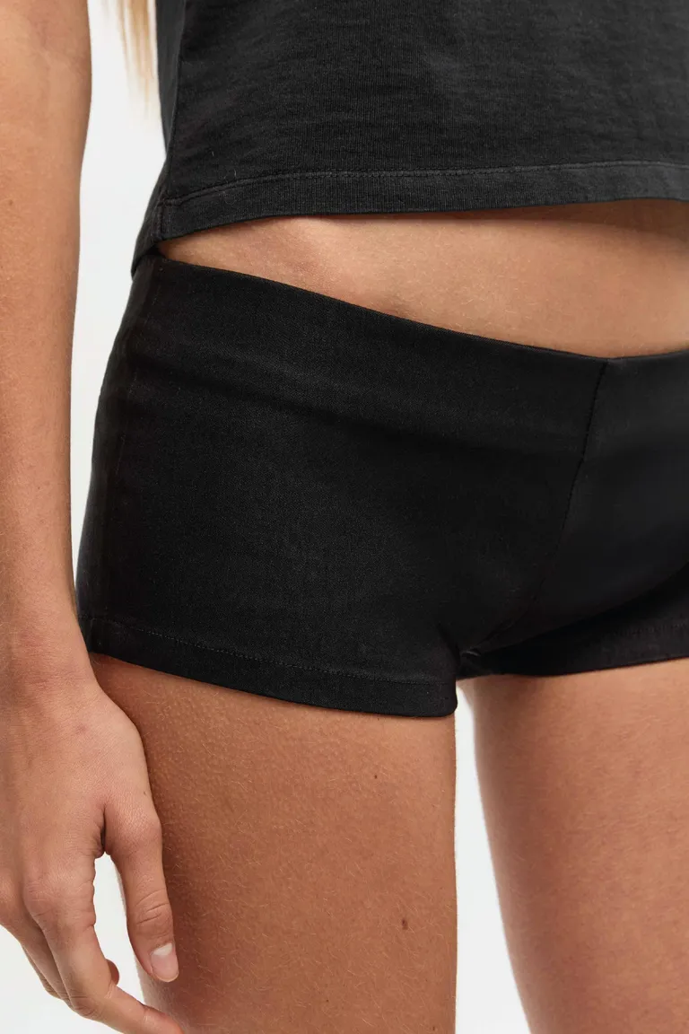 Mini short negro de tiro bajo y calce ajustado para mujer de Ay Not Dead en Shorts para argentina