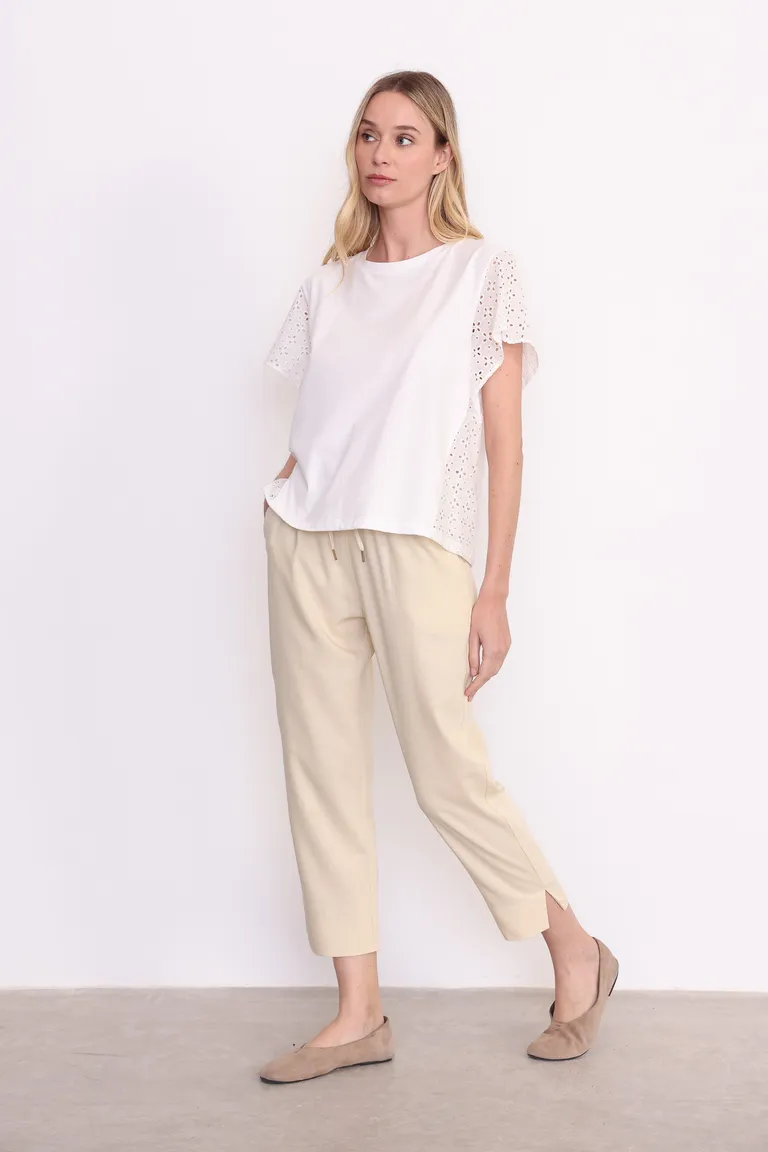 Remera blanca de algodón con bordados en mangas y laterales de Yagmour en Remeras para argentina